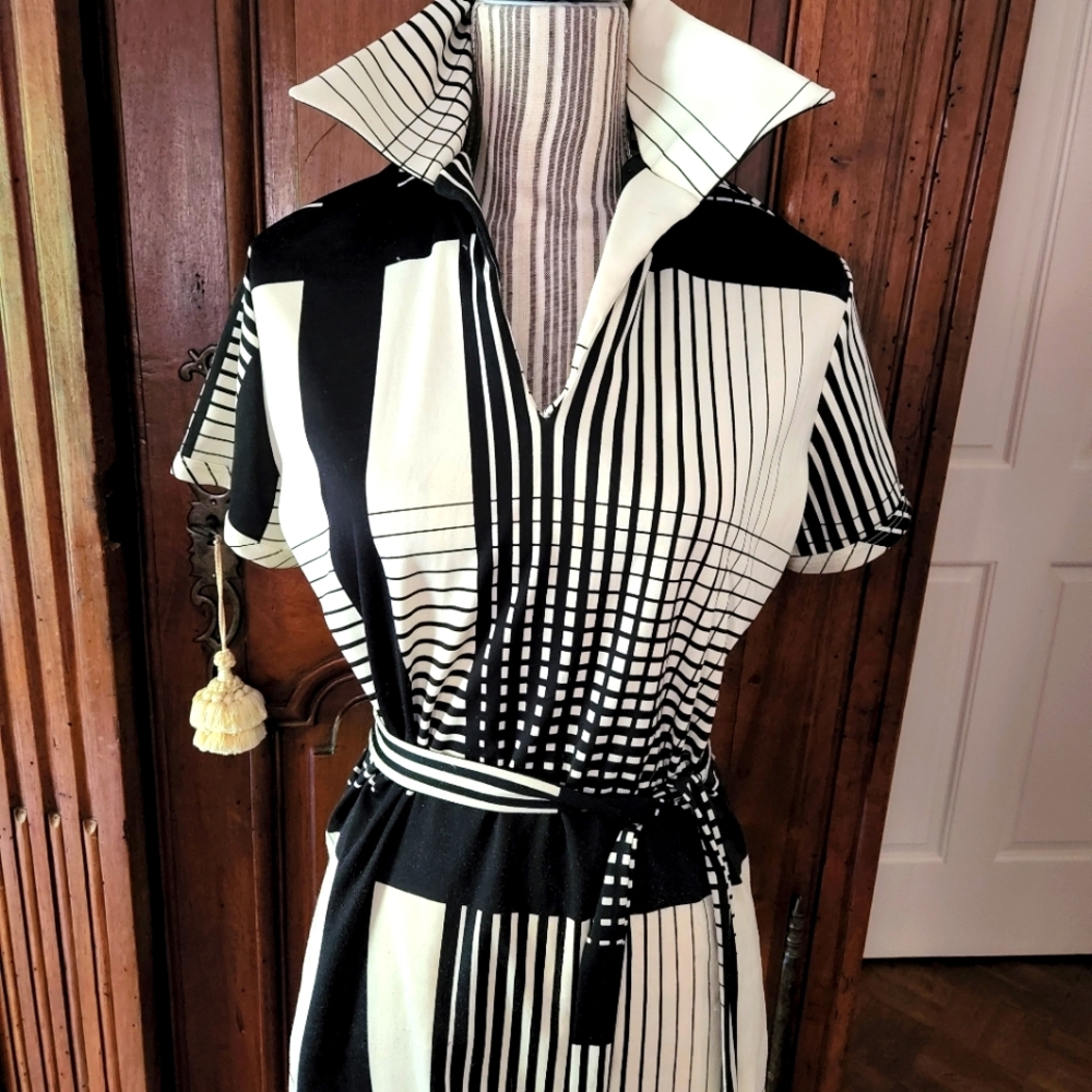 Vintage graphic top with wide collar & tie waist